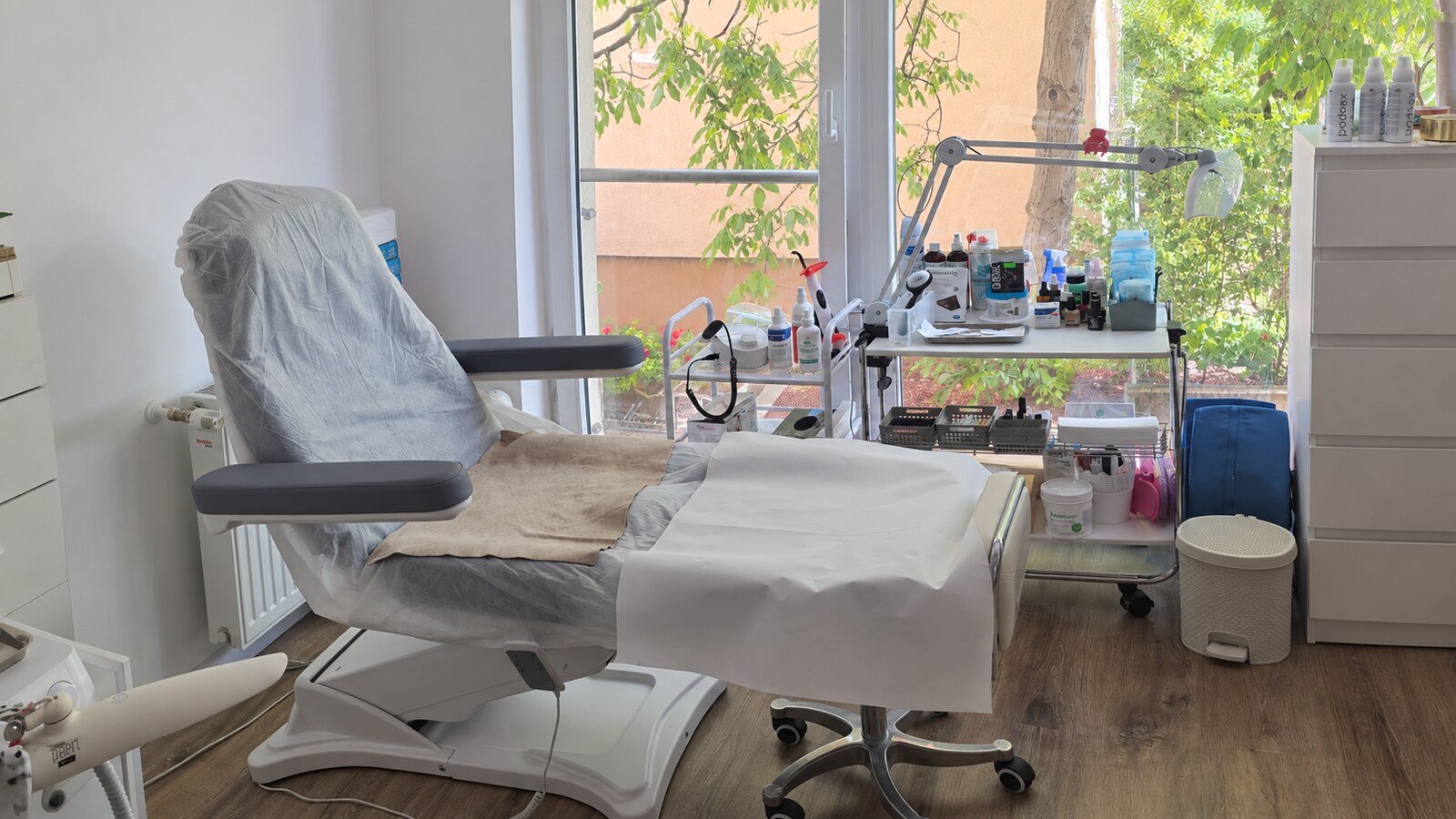 Spațiul de lucru pentru pedichiură, pregătit pentru o vizită